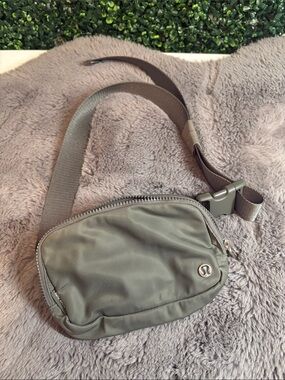 lululemon athletica | Bags | Lululemon Everywhere Belt Bag Bronze Green | Poshmark lululemon athletica | Bags | Lululemon Everywhere Belt Bag Bronze Green | Poshmark